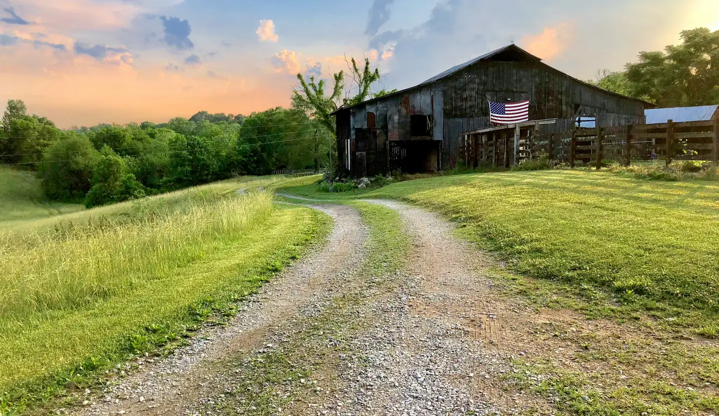 A barn in the Tennessee hills